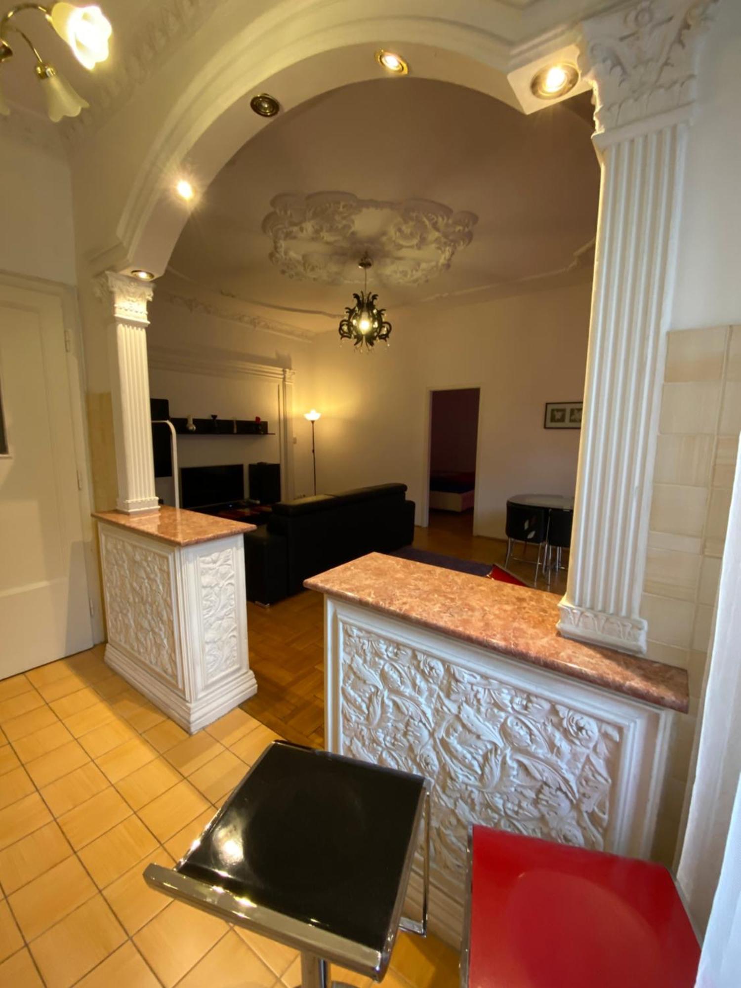 Apartment And Rooms Heart Of The City Budapest Eksteriør billede
