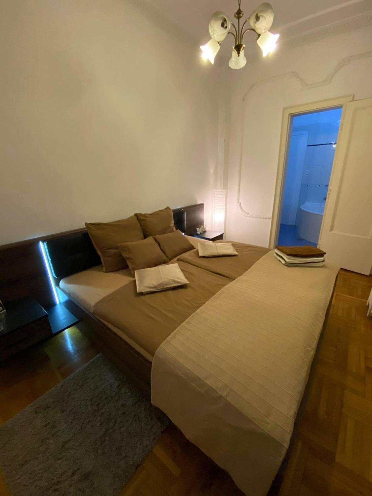 Apartment And Rooms Heart Of The City Budapest Eksteriør billede